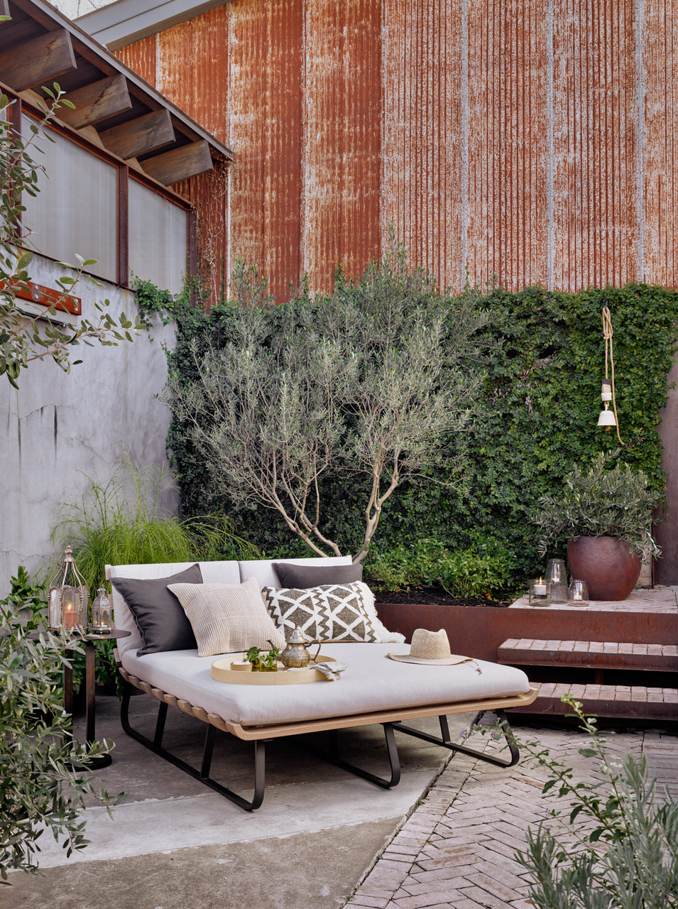 DIMITRI OUTDOOR DOUBLE DAYBED